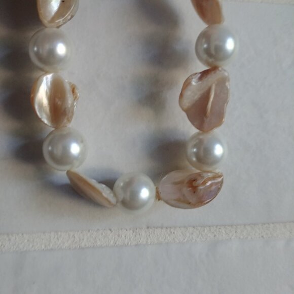 Pearl and shell white cream and tan bracelet with elastic - Picture 2 of 7